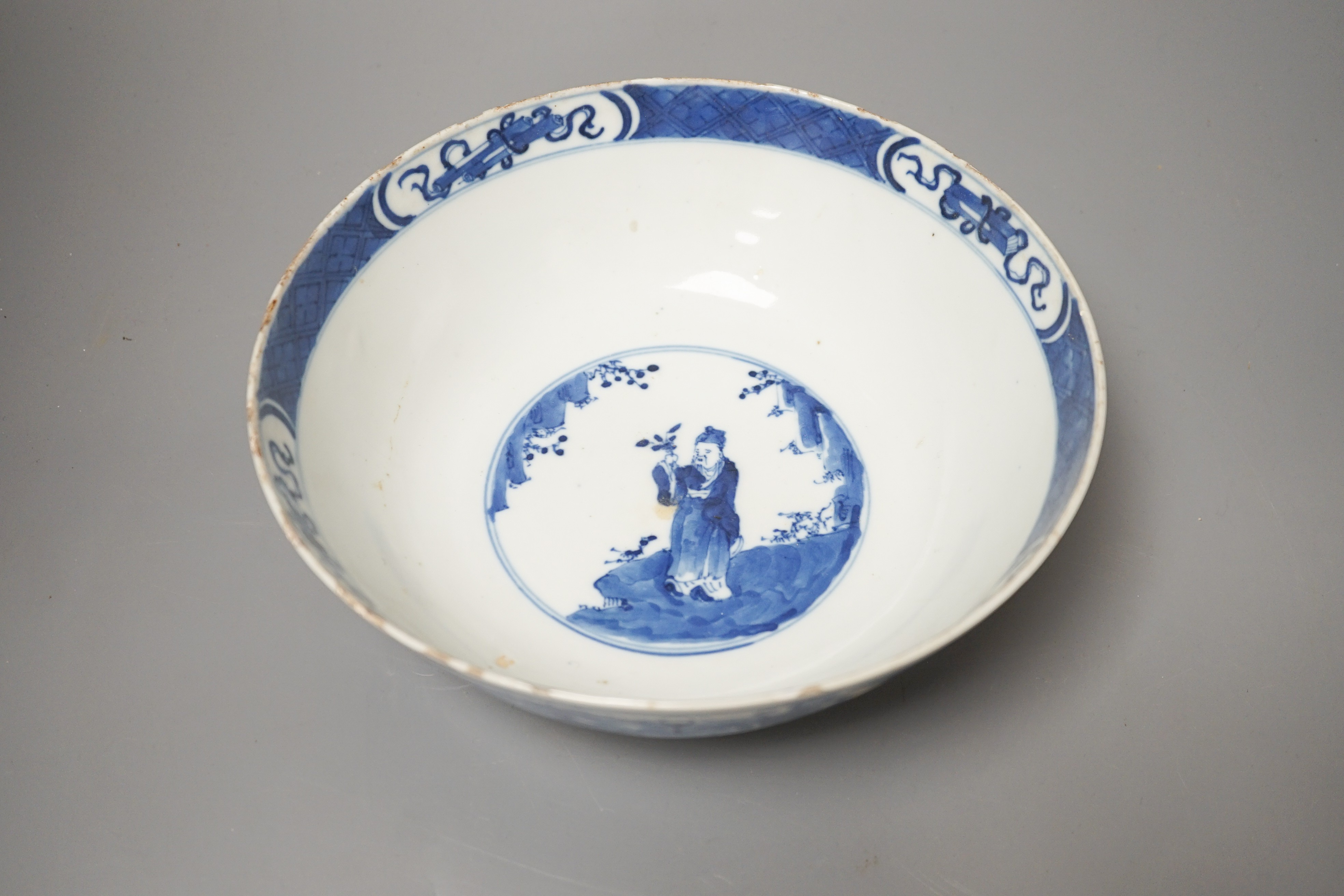 A Chinese blue and white bowl, 19th century 23cm